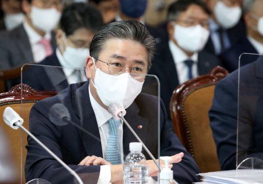 정승일 한국전력공사 사장이 11일 전남 나주 한국전력 본사에서 열린 산업통상자원중소벤처기업위원회 국정감사에서 답변하고 있다.   나주〓연합뉴스